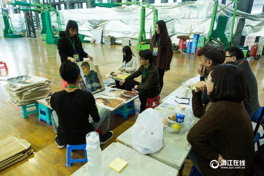 壯觀！中國美院閱卷現(xiàn)場 畫卷鋪滿體育館（圖）