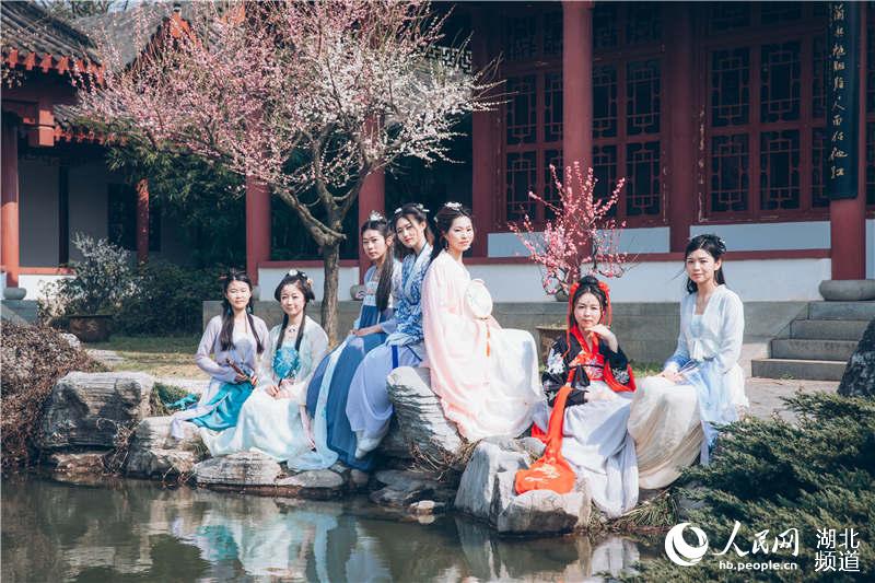 “女漢子”變“女神” 建筑女職工拍漢服寫真慶婦女節(組圖)
