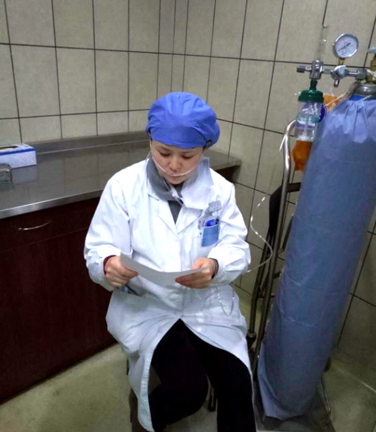 懷孕七月準媽媽醫生邊吸氧邊給人看病（圖）