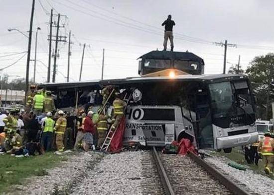 美國火車客車相撞 至少4人死亡現場混亂