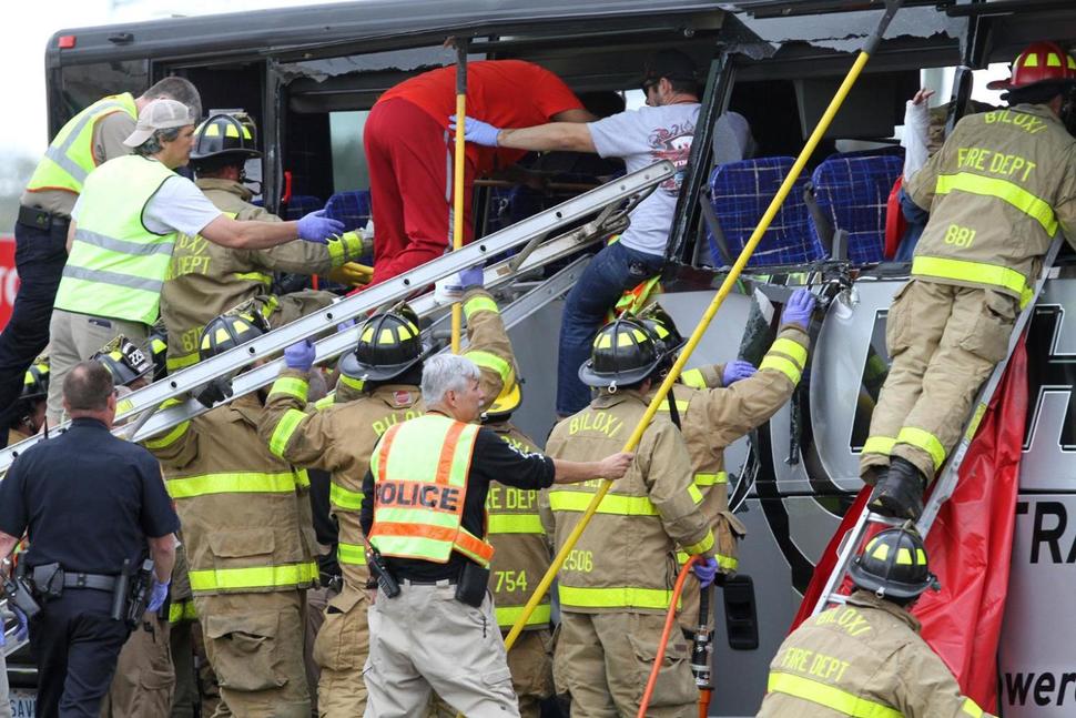 美國(guó)火車客車相撞 至少4人死亡現(xiàn)場(chǎng)混亂