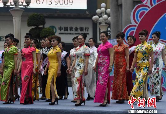 慶“三八” 重慶百余名女企業家街頭上演旗袍秀