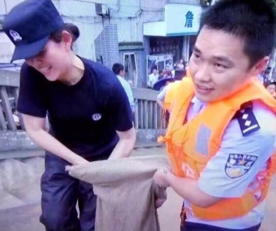 雙警夫妻同日生 妻子是隊里唯一的女特警【組圖】