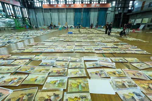 畫卷鋪滿體育館 中國美院招生閱卷“畫海”令人震撼
