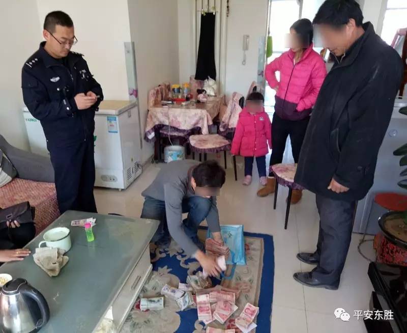 粗心人將17萬當(dāng)垃圾丟掉 被老人撿到歸還一分沒少