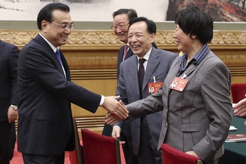 院士代表建議攻克霧霾形成機(jī)理 李克強(qiáng)：誰攻克，重獎(jiǎng)?wù)l！