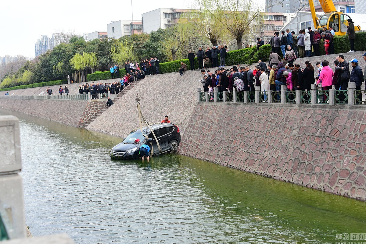 越野車(chē)失控沖進(jìn)五米深河溝 司機(jī)不知去向
