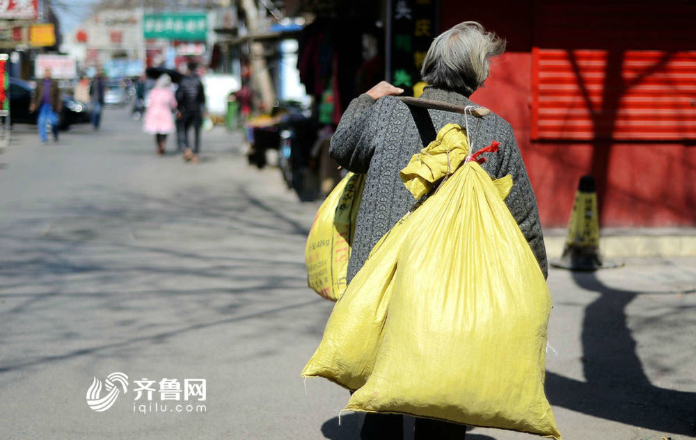 七旬老太賣菜養(yǎng)家 每日往返60公里