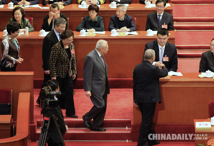 姚明在全國政協十二屆五次會議第三次全體會議上發言