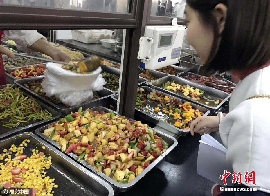 鄭州一高校食堂推出8元黑暗料理 女生排隊嘗鮮