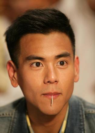娛樂圈吃貨多：趙麗穎毛曉彤林允張?zhí)鞇圩類鄢?/></p>

<p>　　彭于晏愛吃的名聲恐怕是在拍完益達廣告之后慢慢傳遍大江南北了，現(xiàn)在無論是拍廣告還是拍大片都喜歡找彭于晏來吃吃吃。有一次美食雜志的拍攝，要求彭于晏吃各種食物。彭于晏在吃完大半碗牛肉面、幾個杯子蛋糕和雪糕后居然還能繼續(xù)，工作人員直嘆“沒見過這么實在的封面藝人，吃起來毫不含糊”！</p>
</div>

<div width=