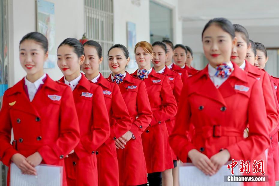四川外教美女競選空乘 蹩腳中文成障礙