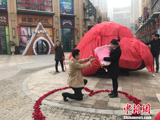 男子購買隕石求婚 重33噸花掉100多萬購房款
