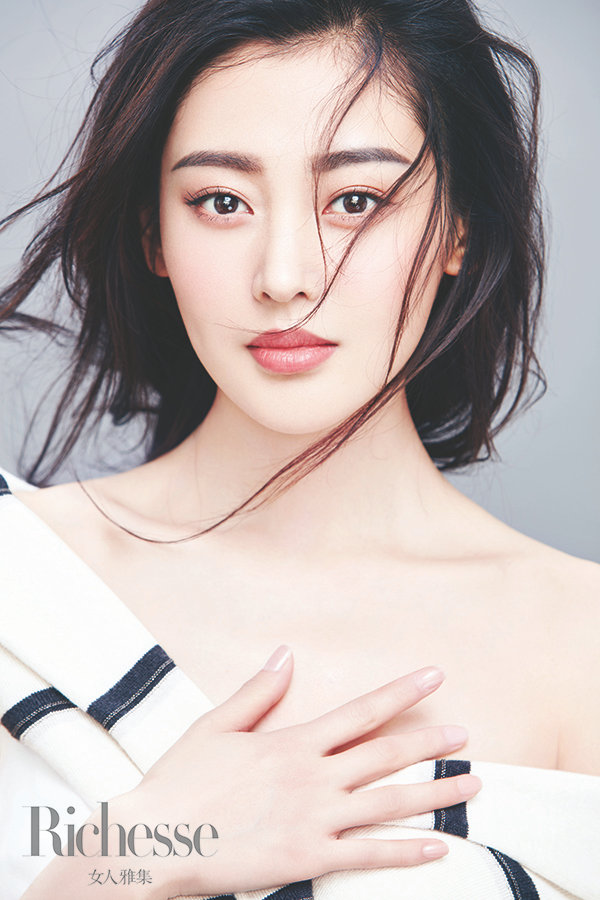 張?zhí)鞇蹖懻嫱孓D(zhuǎn)光影 側(cè)顏有型凸顯獨立女性之美