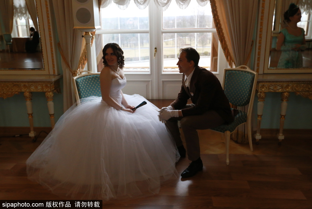 俄羅斯舉辦復(fù)古舞會 俊男美女顏值高