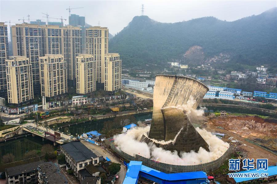 貴陽發電廠1號冷卻塔成功爆破[組圖]