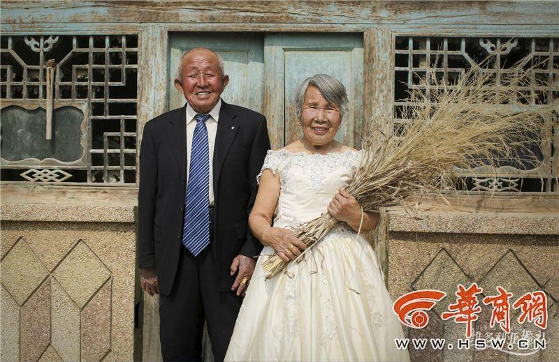 滿滿的都是愛！陜西米脂老夫妻耄耋之年拍婚紗照