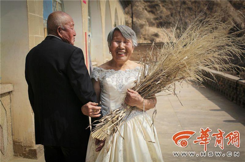 滿滿的都是愛！陜西米脂老夫妻耄耋之年拍婚紗照