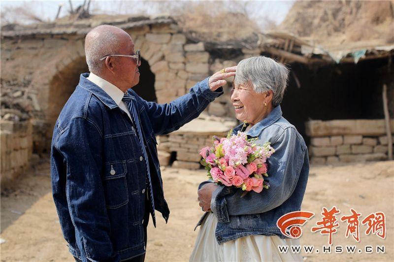 滿滿的都是愛！陜西米脂老夫妻耄耋之年拍婚紗照