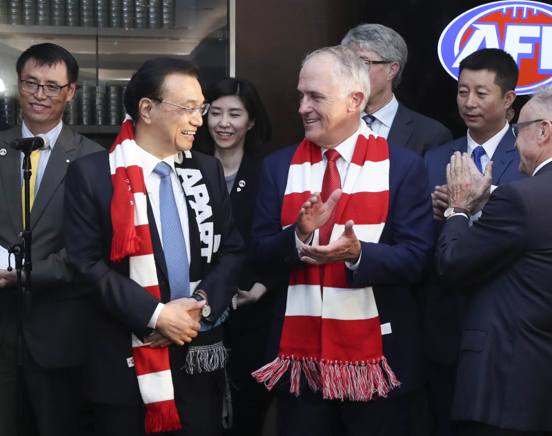 李克強與特恩布爾現場觀看澳式橄欖球比賽