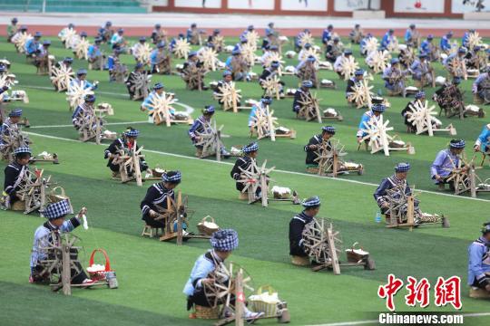 繡娘挑戰(zhàn)世界紀錄 331架紡線機整齊劃一(圖)