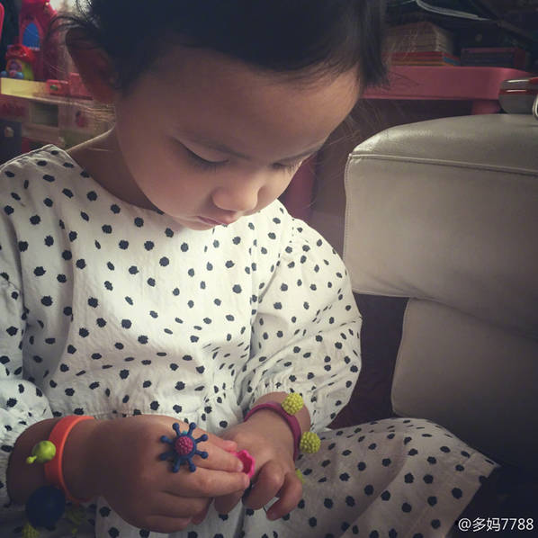 3歲就愛美！黃磊女兒多妹與小閨蜜結伴涂指甲油