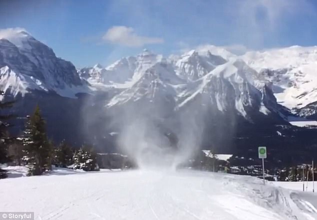 神奇！滑雪者穿過罕見雪龍卷瞬間“消失”