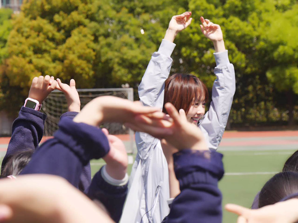 魯豫重返小學(xué)校園變孩子王 小女生情懷寫在臉上