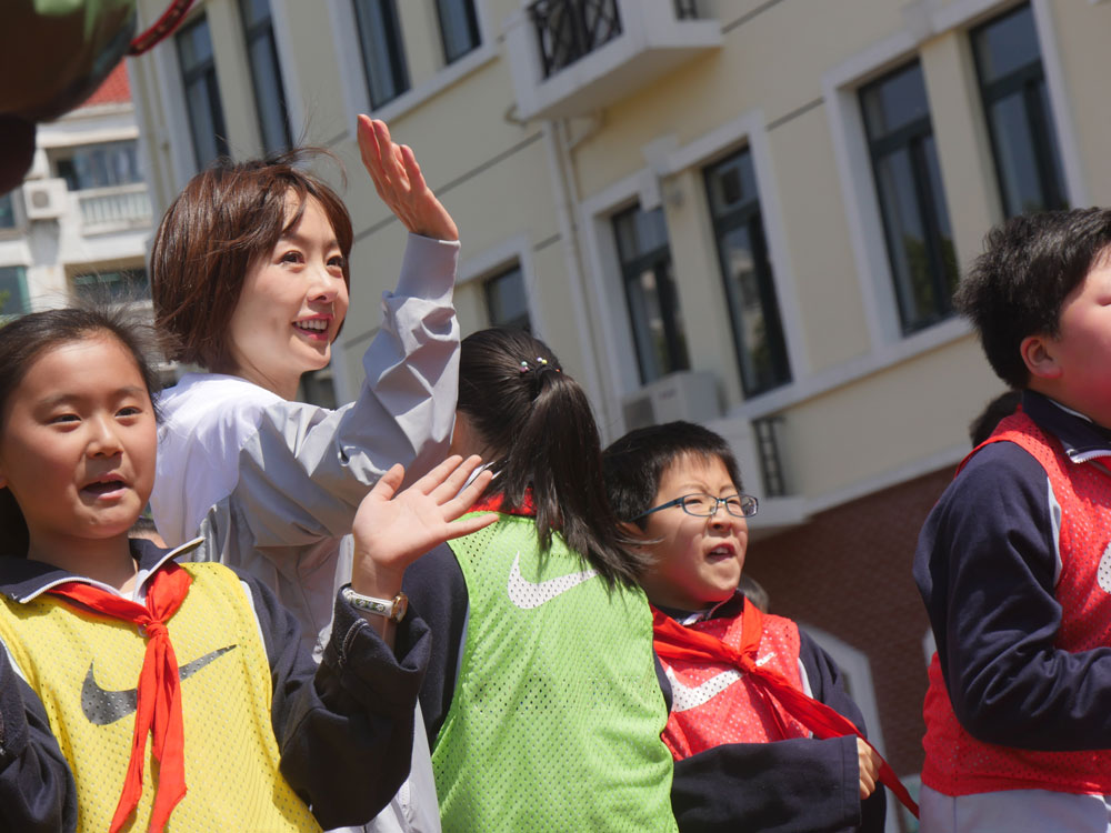 魯豫重返小學校園變孩子王 小女生情懷寫在臉上
