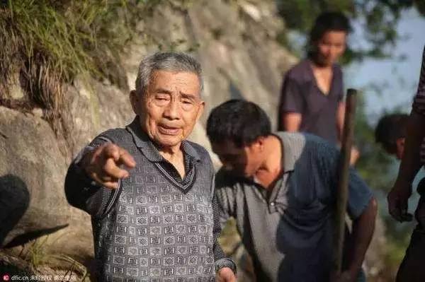 解碼中國丨這位當代“愚公”在懸崖峭壁上鑿出7千米水渠，現實比神話傳說更震撼！