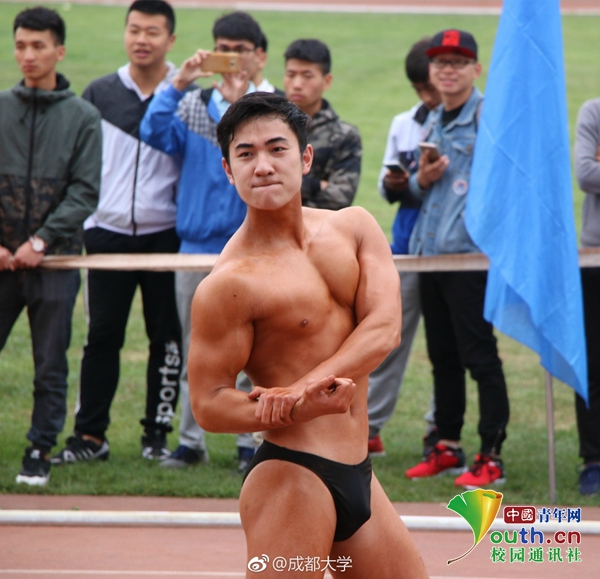 好害羞！成都大學運動會現“男子健身隊”引全場歡呼