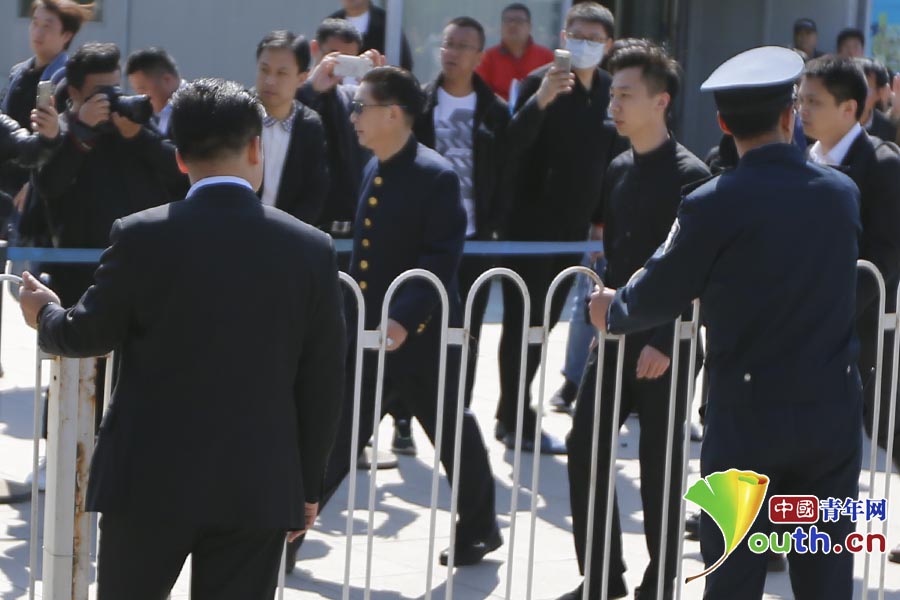 導演楊潔今日遺體告別 三位唐僧扮演者同送花圈