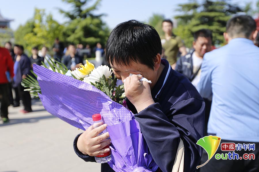 導演楊潔今日遺體告別 三位唐僧扮演者同送花圈