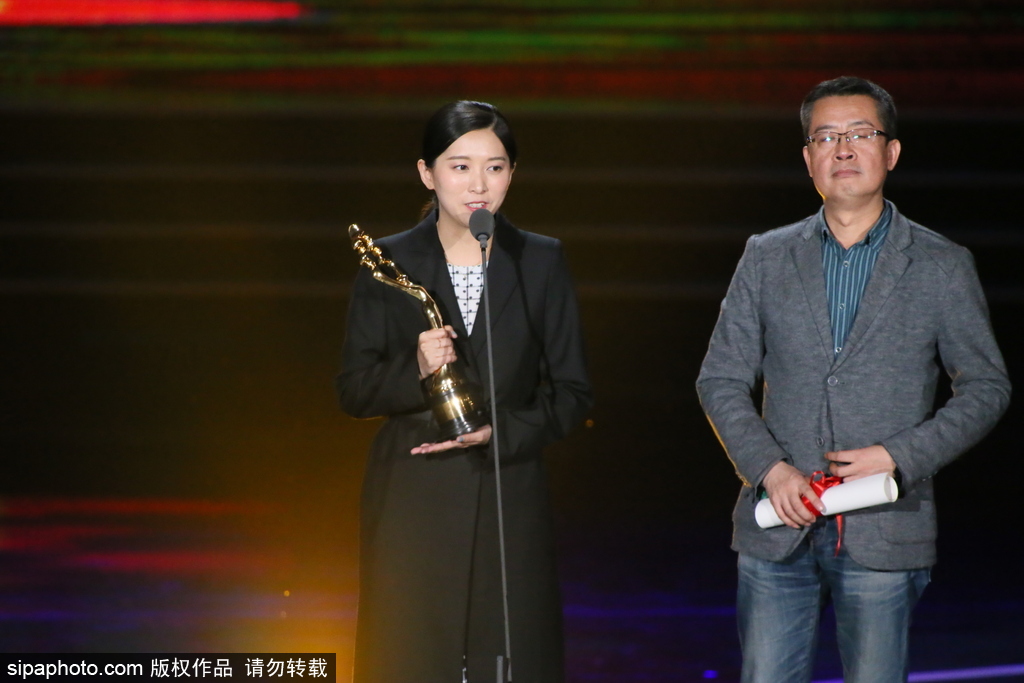 第七屆北京電影節(jié)：95歲秦怡坐輪椅現(xiàn)身閉幕式 林志玲與讓·雷諾俏皮頒獎