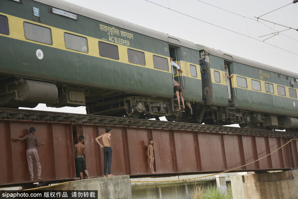 實拍印度男孩火車外玩特技 縱身躍入恒河