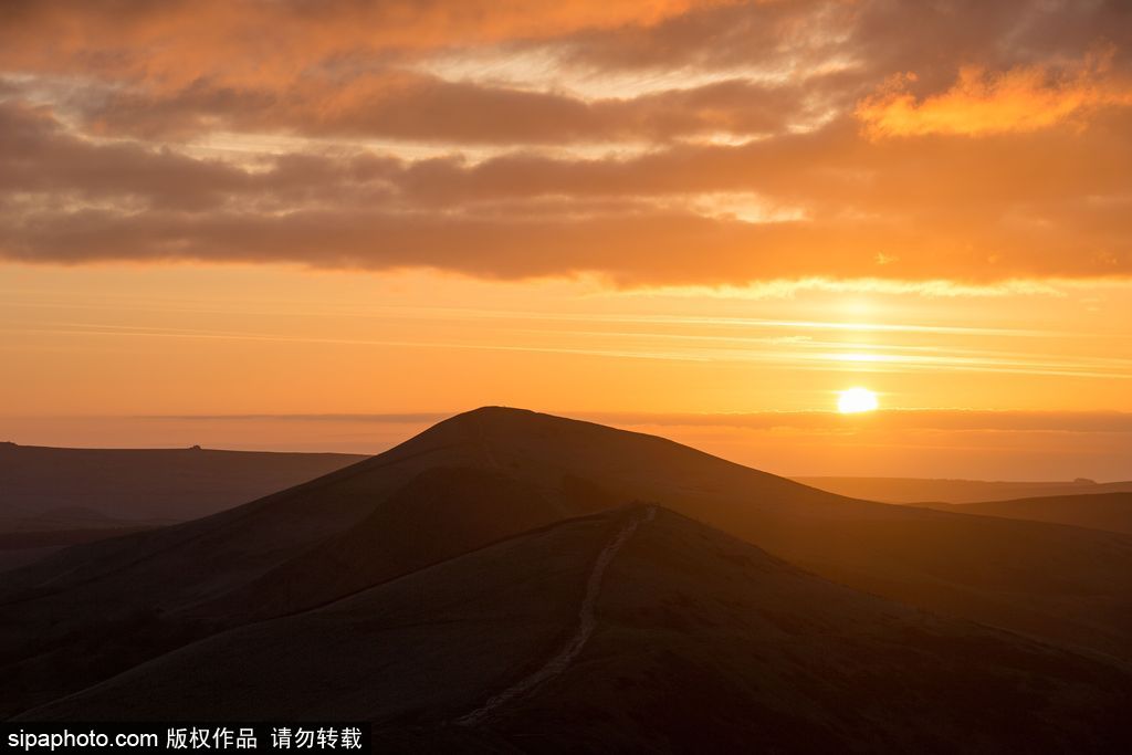 英國：德比郡天空現絕美日出 夢幻天空如臨仙境