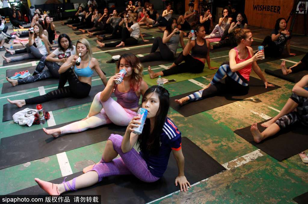 酒量差你別來！啤酒瑜伽風靡全球 泰國瑜伽愛好者飲酒健身兩不耽誤