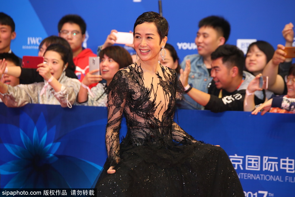 第七屆北京電影節(jié)：莫妮卡·貝魯奇性感現(xiàn)身閉幕式紅毯 林志玲、蔣雯麗、殷桃同場(chǎng)爭(zhēng)艷