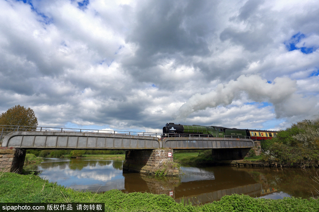 老技術也能飆車 英國“旋風號”蒸汽火車跑出161公里/小時