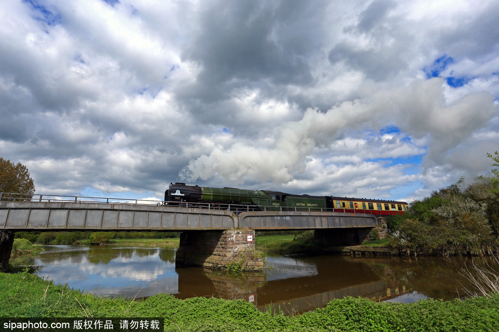 老技術(shù)也能飆車 英國“旋風(fēng)號”蒸汽火車跑出161公里/小時(shí)