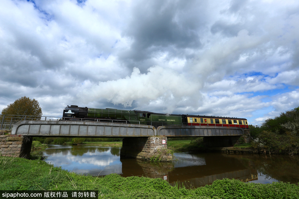 老技術也能飆車 英國“旋風號”蒸汽火車跑出161公里/小時