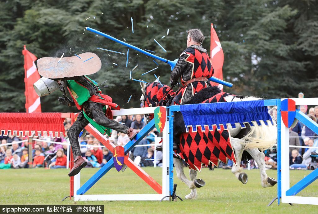英國春季騎士節再度上演中世紀對決 服飾花哨復古趣味十足