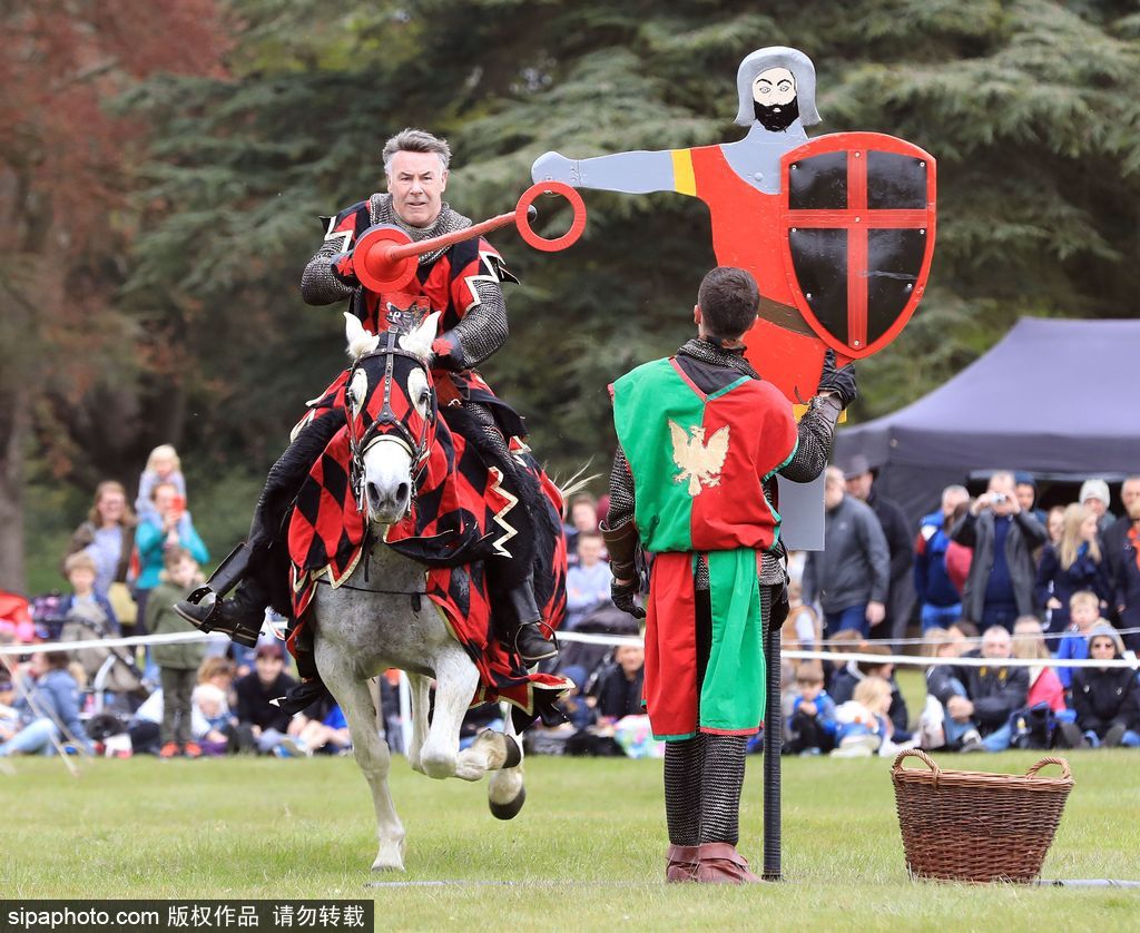 英國春季騎士節再度上演中世紀對決 服飾花哨復古趣味十足