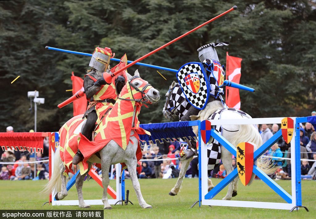 英國春季騎士節再度上演中世紀對決 服飾花哨復古趣味十足