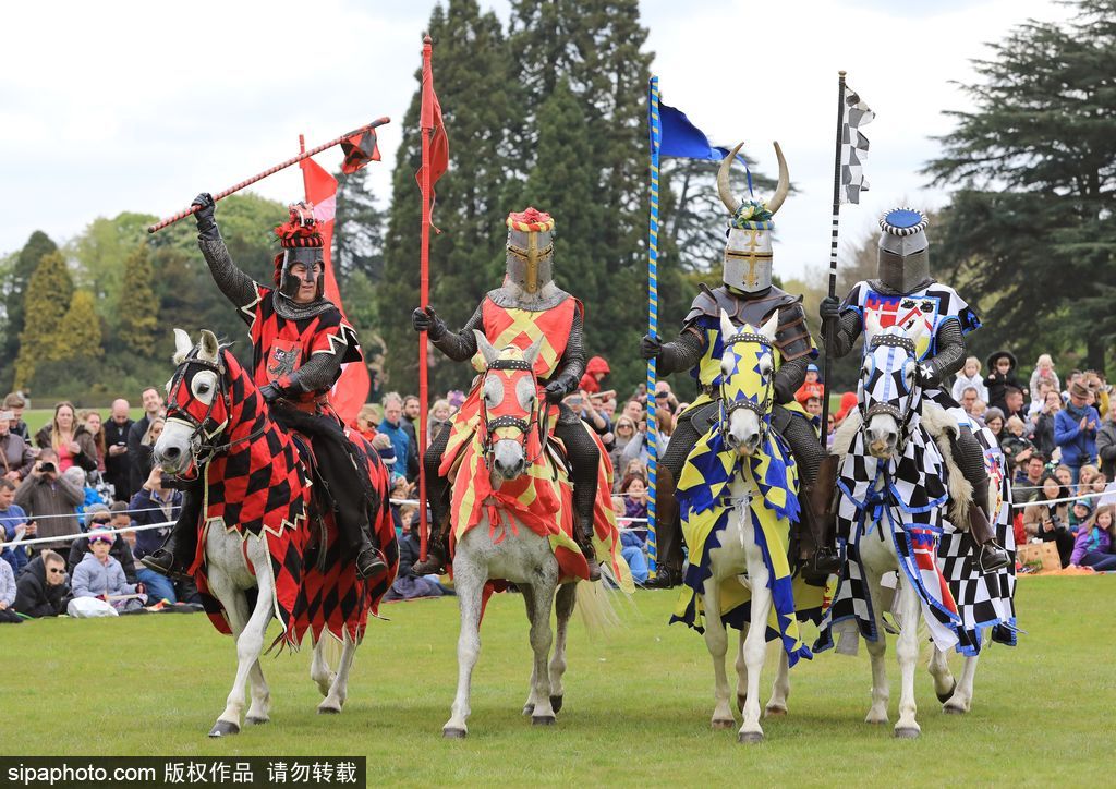 英國春季騎士節再度上演中世紀對決 服飾花哨復古趣味十足