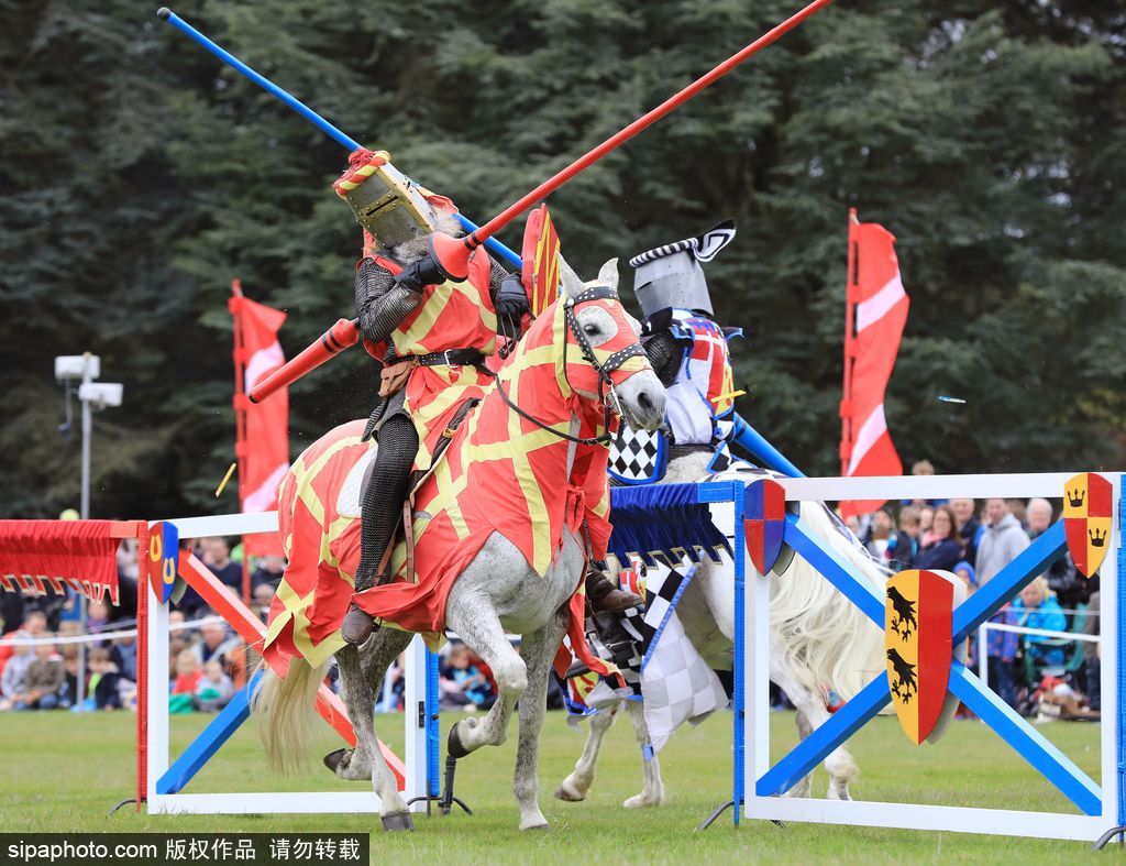 英國春季騎士節(jié)再度上演中世紀對決 服飾花哨復古趣味十足