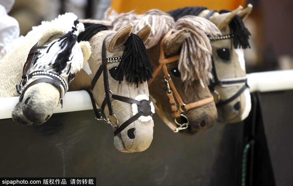芬蘭舉行“霍比”賽馬錦標(biāo)賽 萌娃抱馬頭玩偶參賽歡樂不斷