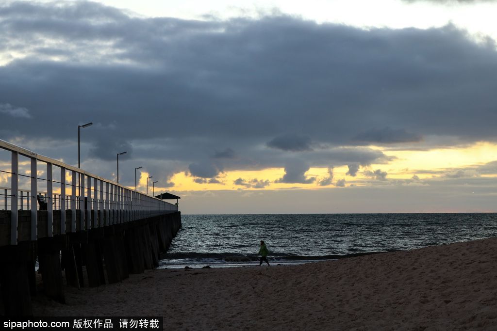 澳大利亞海岸現唯美日落 烏云壓境如末日大片