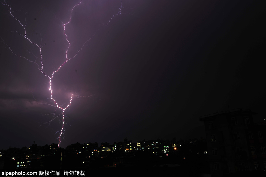 尼泊爾夜晚天空現紫色閃電 直劈天際