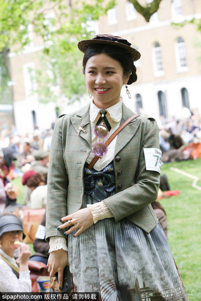 英國(guó)舉行復(fù)古騎行 粗花呢服裝引領(lǐng)懷舊風(fēng)潮